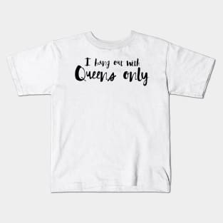 I hang out with queens only Kids T-Shirt